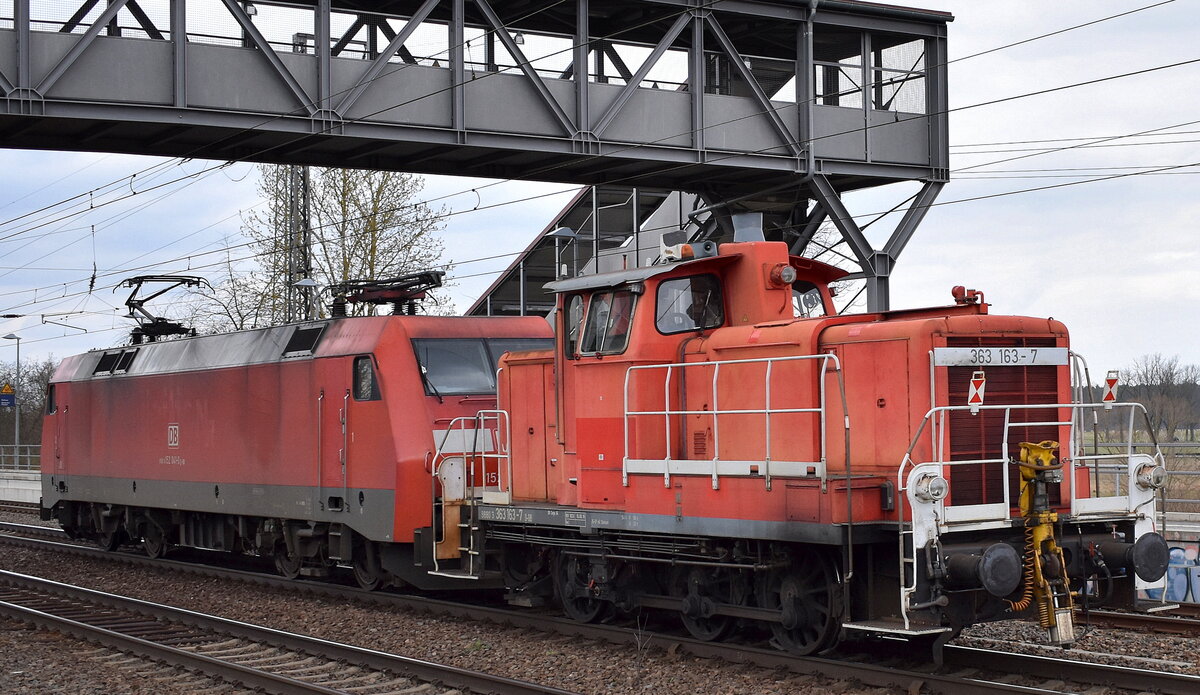 DB Cargo AG, Mainz mit ihrer  363 163-7  (NVR:  98 80 3363 163-7 D-DB ) am Haken von  152 041-0  (NVR:  91 80 6152 041-0 D-DB ) Richtung Rbf. Seddin am 11.03.24 Höhe Bahnhof Saarmund.