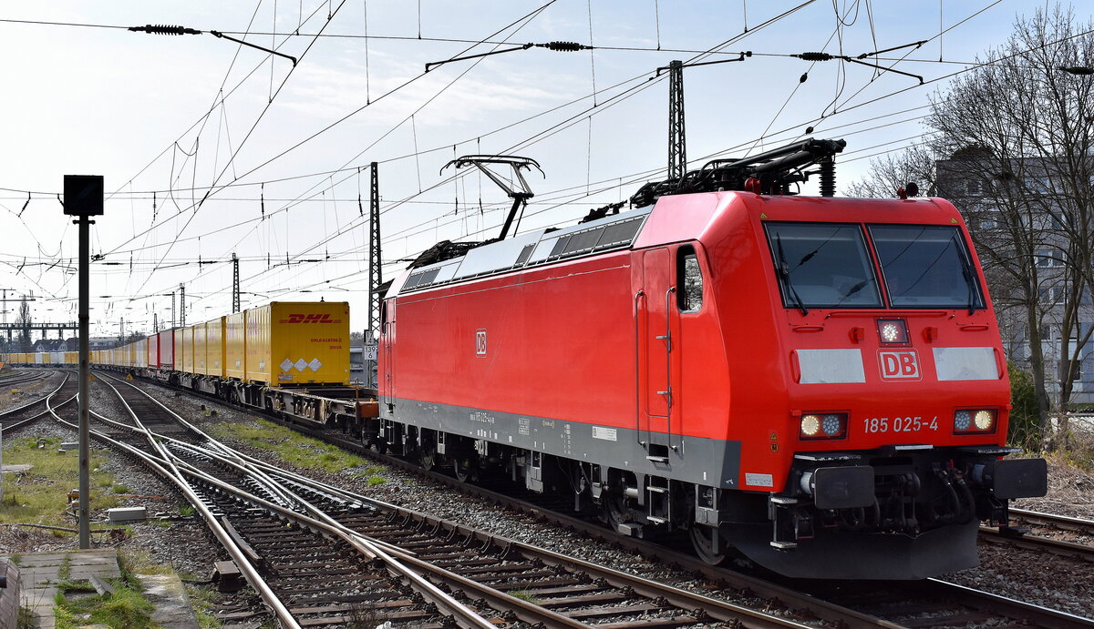 DB Cargo AG, Mainz mit ihrer  185 025-4  (NVR:  91 80 6185 025-4 D-DB ) und einem KLV-Zug mit hauptsächlich DHL-Wechselbrücken am 19.03.24 Vorbeifahrt Bahnhof Magdeburg-Neustadt.