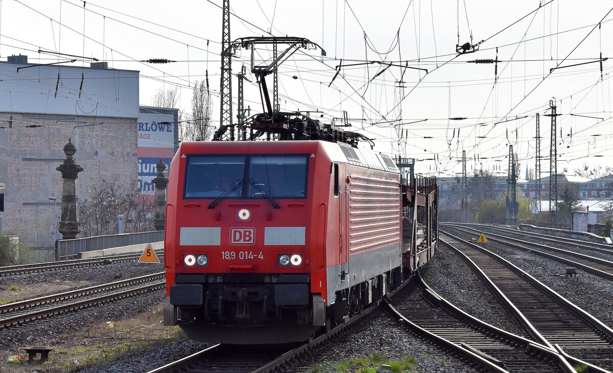 DB Cargo AG, Mainz mit ihrer  189 014-4  (NVR:  91 80 6189 014-4 D-DB ) und einem PKW-Transportzug (leer) am 19.03.24 Durchfahrt Bahnhof Magdeburg-Neustadt.