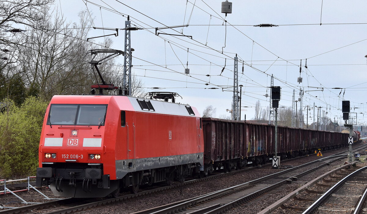 DB Cargo AG, Mainz mit ihrer  152 006-3  (NVR:  91 80 6152 006-3 D-DB ) und einem gemischten Güterzug Richtung Frankfurt/Oder weiter am 26.03.24 Höhe Bahnhof Berlin-Hirschgarten.