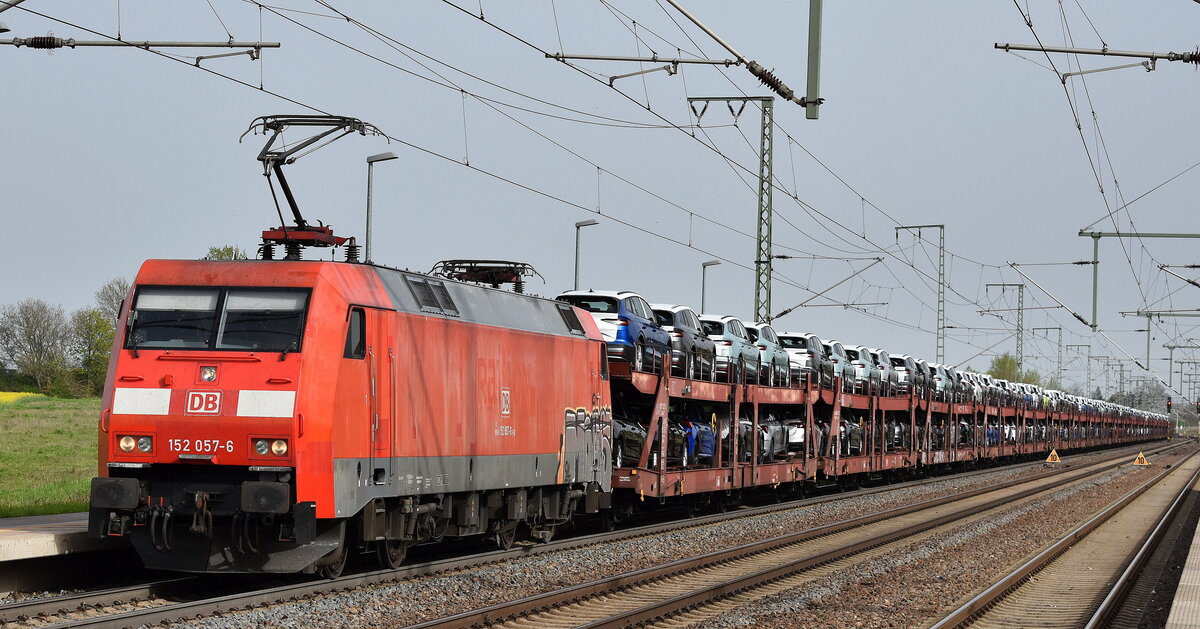 DB Cargo AG, Mainz mit ihrer  152 057-6  (NVR:  91 80 6152 057-6 D-DB ) und einem PKW-Transportzug (fabrikneue SKODA Modelle) am 08.04.24 Höhe Bahnhof Rodleben.
