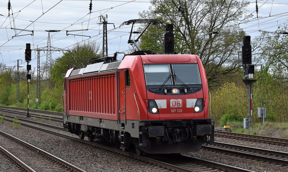 DB Cargo AG, Mainz mit ihrer  187 120  (NVR:  91 80 6187 120-1 D-DB ) am 11.04.24 Höhe Bahnhof Saarmund.