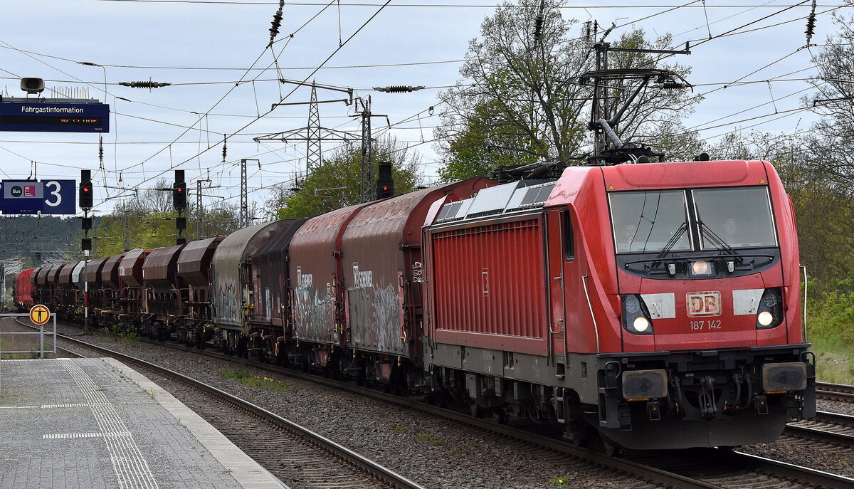 DB Cargo AG, Mainz mit ihrer  187 142  [NVR-Nummer: 91 80 6187 142-5 D-DB] und einem gemischtem Güterzug am 11.04.24 Höhe Bahnhof Saarmund.