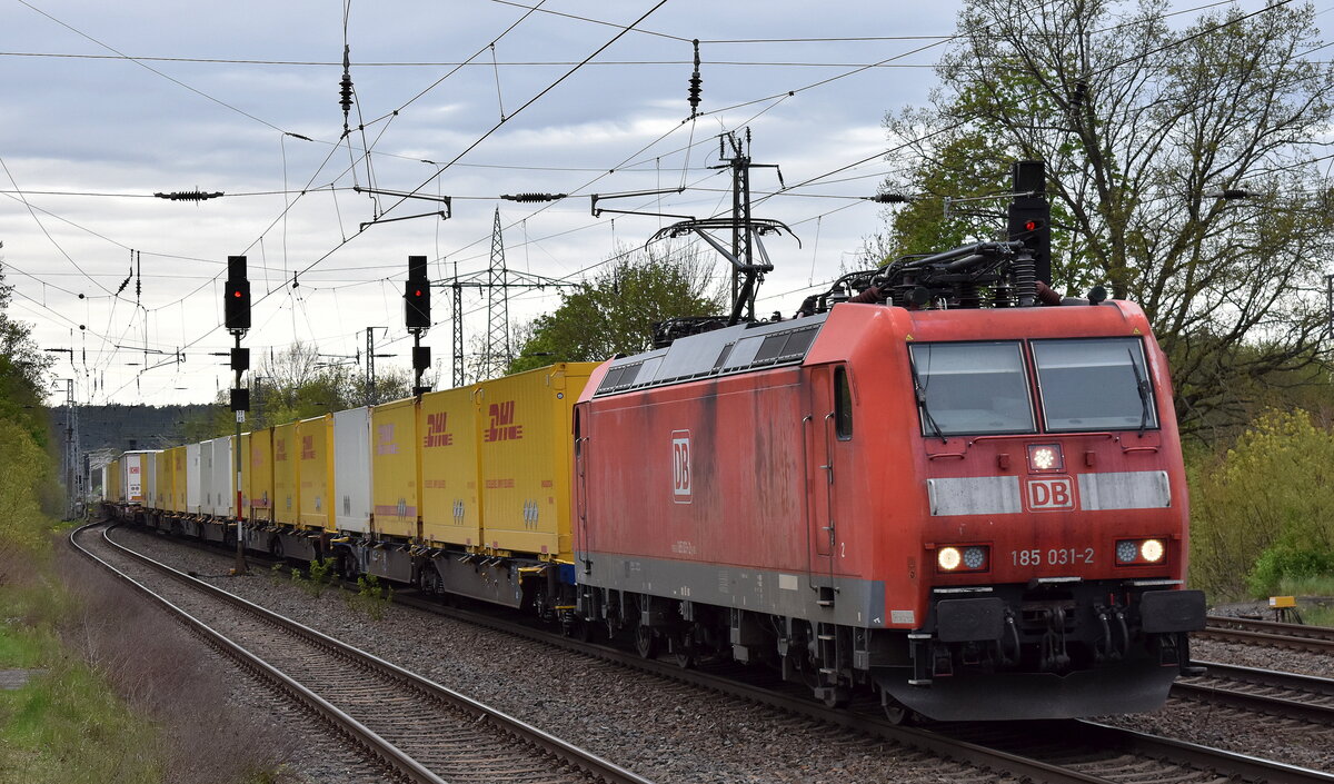 DB Cargo AG, Mainz mit ihrer  185 031-2  [NVR-Nummer: 91 80 6185 031-2 D-DB] und DHL KLV-Zug Richtung Containerterminal Großbeeren am 11.04.24 Höhe Bahnhof Saarmund.