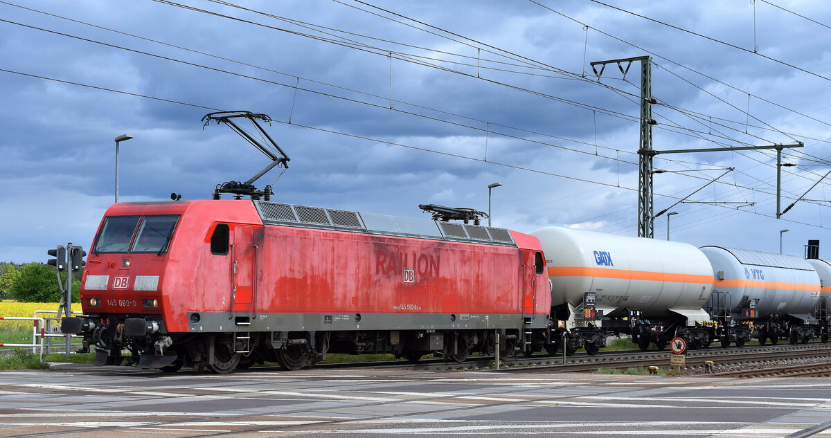DB Cargo AG, Mainz mit ihrer  145 060-0  [NVR-Nummer: 91 80 6145 060-0 D-DB] und einem Ganzzug Druckgaskesselwagen (Vinylchlorid, stabilisiert) am 18.04.24 Höhe Bahnhof Rodleben.