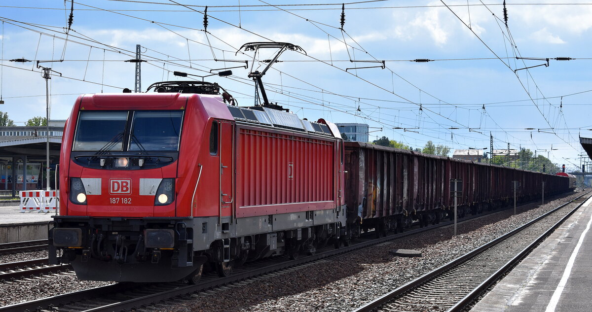 DB Cargo AG, Mainz mit ihrer  187 182  [NVR-Nummer: 91 80 6187 182-1 D-DB] und einem gemischten Güterzug am 23.04.24 Höhe Bahnhof Schönefeld bei Berlin.