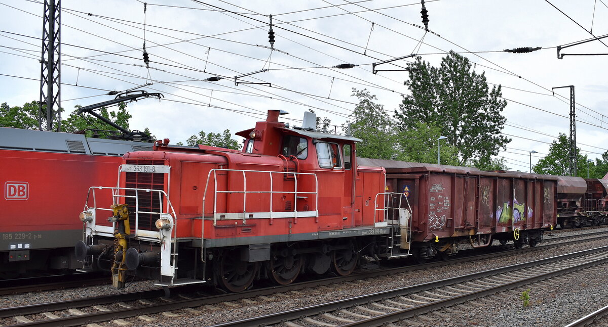 DB Cargo AG, Mainz mit ihrer  363 191-8  (NVR:  98 80 3363 191-8 D-DB ) und einem Güterwagen Richtung Rbf. Seddin am 07.05.24 Höhe Bahnhof Saarmund.
