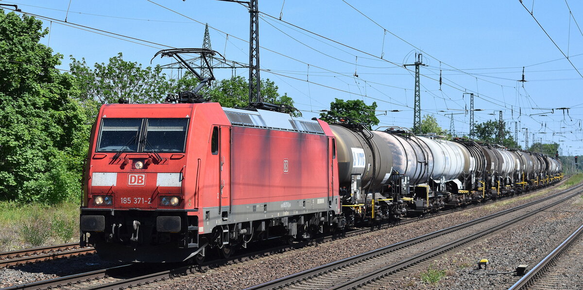 DB Cargo AG, Mainz mit ihrer  185 371-2  [NVR-Nummer: 91 80 6185 371-2 D-DB] mit einem Kesselwagenzug möglicherweise zur Abstellung Bahnhof Brandenburg-Altstadt am 15.05.24 Höhe Bahnhof Saarmund.