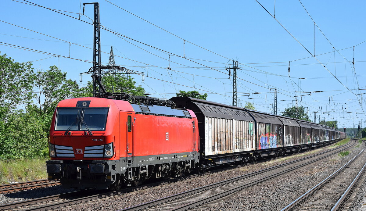 DB Cargo AG, Mainz mit ihrer  193 376  [NVR-Nummer: 91 80 6193 376-1 D-DB] und einem gemischten Güterzug Richtung Rbf. Seddin am 15.05.24 Höhe Bahnhof Saarmund.