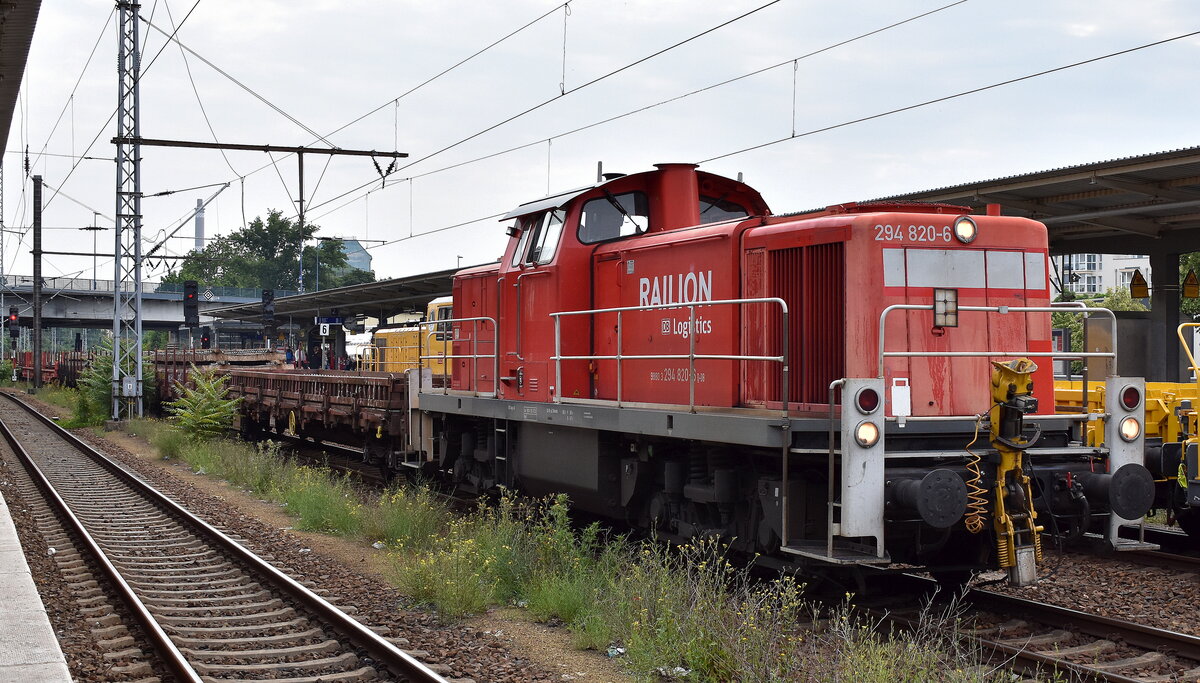 DB Cargo AG, Mainz mit ihrer  294 820-6  (NVR:  98 80 3294 820-6 D-DB ) und einigen Güterwagen am 06.06.24 Durchfahrtgleis Bahnhof Berlin-Lichtenberg.