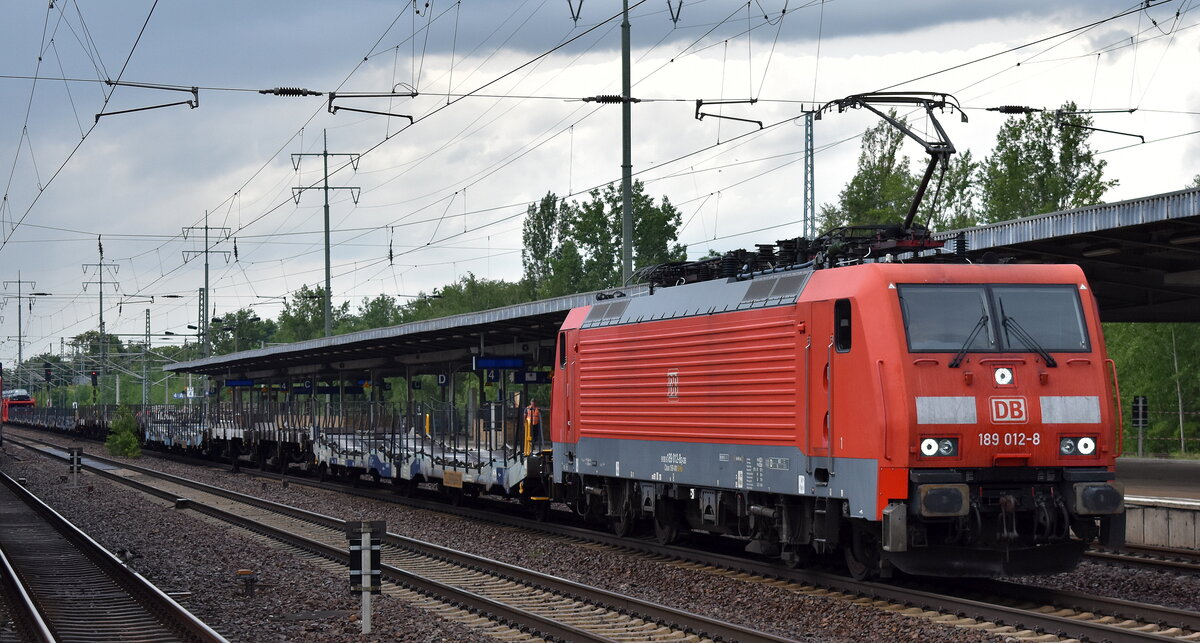 DB Cargo AG, Mainz mit ihrer   189 012-8  [NVR-Nummer: 91 80 6189 012-8 D-DB] und einem schwach ausgelasteten PKW-Transportzug Richtung Frankfurt/Oder am 30.05.24 Höhe Bahnhof Schönefeld b. Berlin.