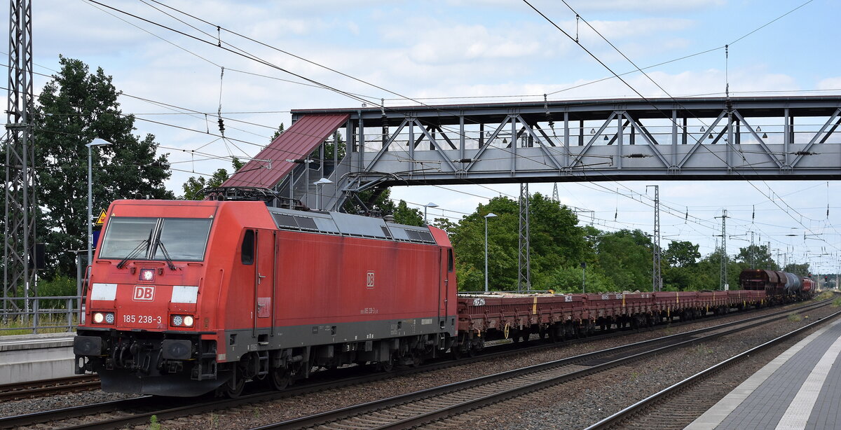 DB Cargo AG, Mainz mit ihrer  185 238-3  [NVR-Number: 91 80 6185 238-3 D-DB] mit einem gemischten Güterzug am 24.06.24 Höhe Bahnhof Saarmund.