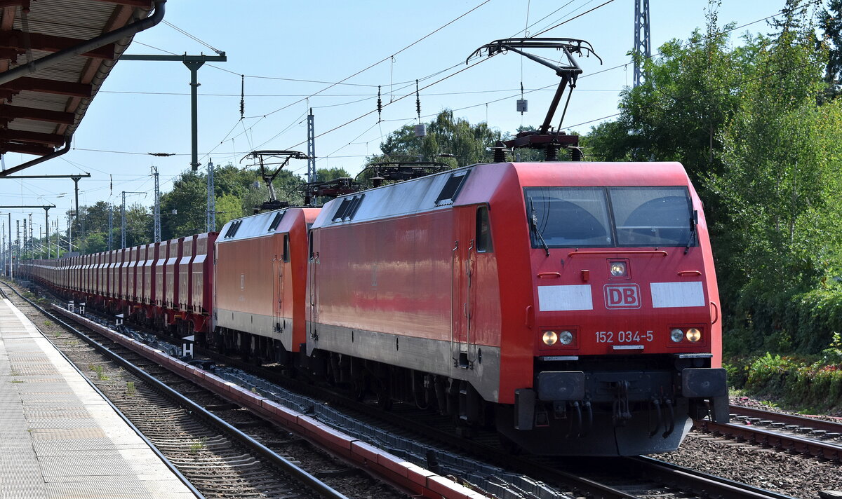 DB Cargo AG, Mainz mit der Doppeltraktion   152 034-5  [NVR-Nummer: 91 80 6152 034-5 D-DB] +  152 120-2  [NVR-Nummer: 91 80 6152 120-2 D-DB] mit der Erzzug aus EKO Ziltendorf (leer) Richtung Hamburg am 14.08.24 Höhe Bahnhof Berlin-Hirschgarten.