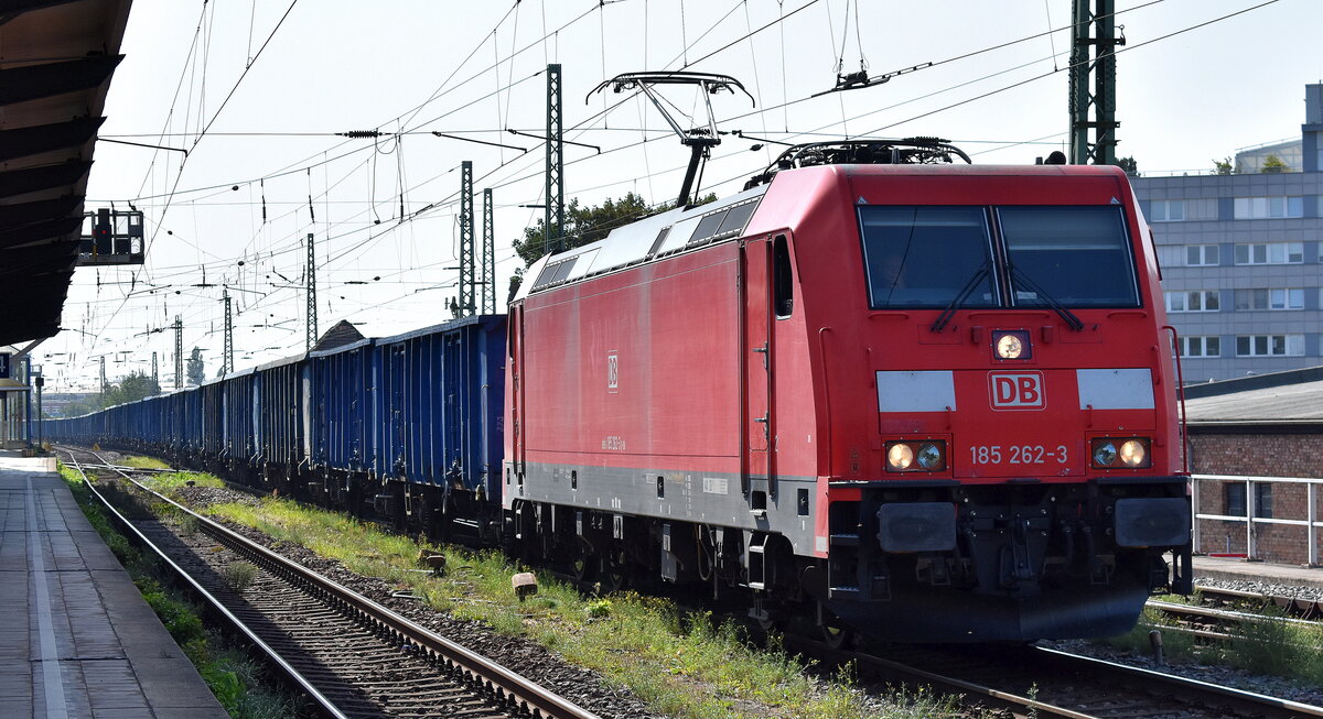 DB Cargo AG, Mainz mit ihrer   185 262-3  [NVR-Nummer: 91 80 6185 262-3 D-DB] und einem Ganzzug Hochbordwagen (PKP Cargo, leer) am 05.09.24 Höhe Bahnhof Magdeburg-Neustadt.