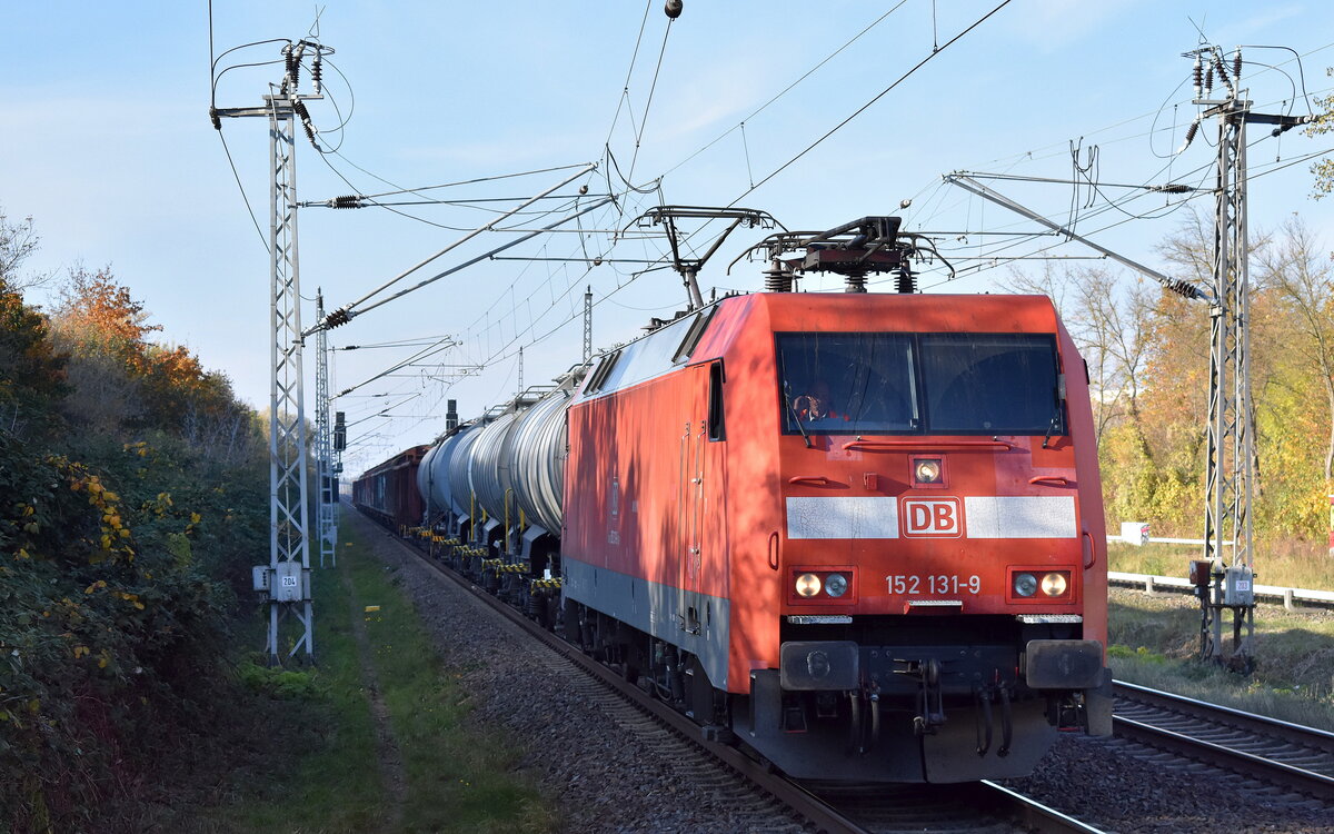 DB Cargo AG, Mainz mit ihrer   152 131-9  [NVR-Nummer: 91 80 6152 131-9 D-DB] und einem gemischten Güterzug am 26.10.24 Höhe Bahnhof Berlin Hohenschönhausen.