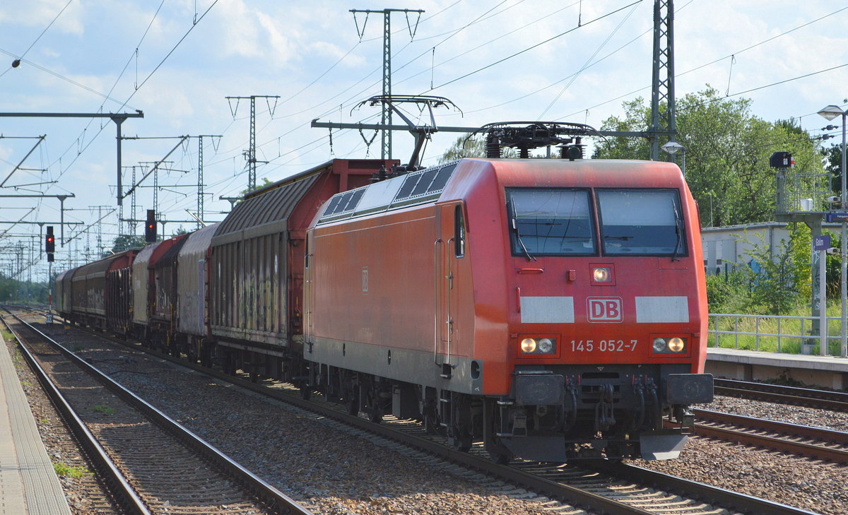 DB Cargo AG mit  145 052-7  [NVR-Nummer: 91 80 6145 052-7 D-DB] und einem kurzen gemischten Güterzug am 21.06.19 Durchfahrt Bahnhof Golm bei Potsdam.