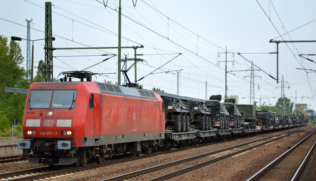 DB Cargo AG mit  145 073-3  [NVR-Nummer: 91 80 6145 073-3 D-DB] und einem Bundeswehr Militärtransportzug pausierte am 07.08.19 Bahnhof Flughafen Berlin-Schönefeld.