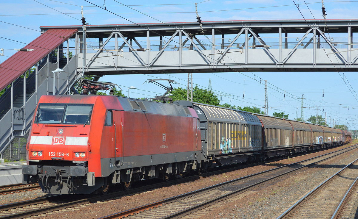 DB Cargo AG mit  152 156-6  [NVR-Nummber: 91 80 6152 156-6 D-DB] und einem gemischten Güterzug am 13.06.19 Saarmund Bahnhof.