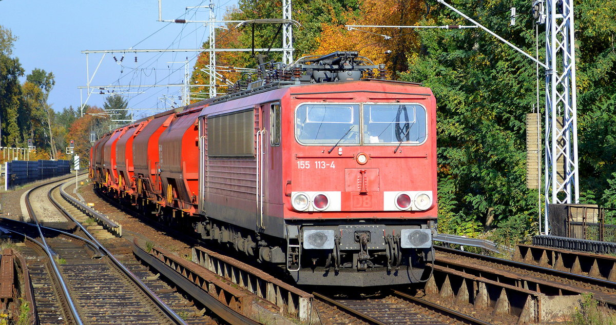 DB Cargo AG mit  155 113-4  [NVR-Nummer: 91 80 6155 113-4 D-Rpool] und Ganzzug gedeckter Schüttgutwagen (Kalizug) am 15.10.19 Durchfahrt Berlin Buch. 