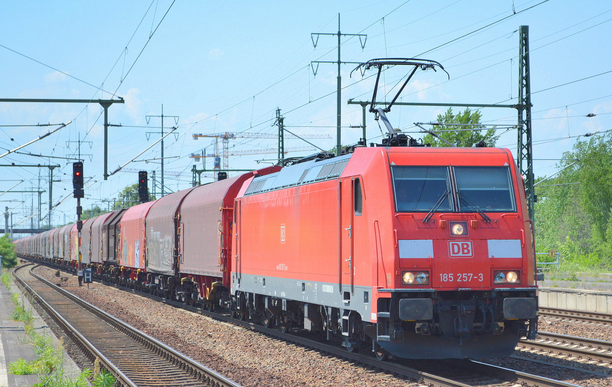 DB Cargo AG mit  185 257-3  [NVR-Nummer: 91 80 6185 257-3 D-DB] mit einem Coilzug am 05.06.19 Bahnhof Flughafen Berlin-Schönefeld.