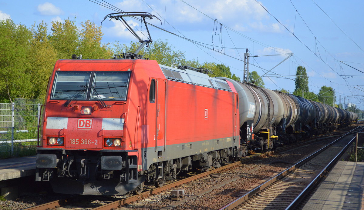 DB Cargo AG mit  185 366-2  [NVR-Nummer: 91 80 6185 366-2 D-DB] und Kesselwagenzug (leer) Richtung Stendell am 21.08.19 Durchfahrt Bahnhof Berlin Hohenschönhausen.