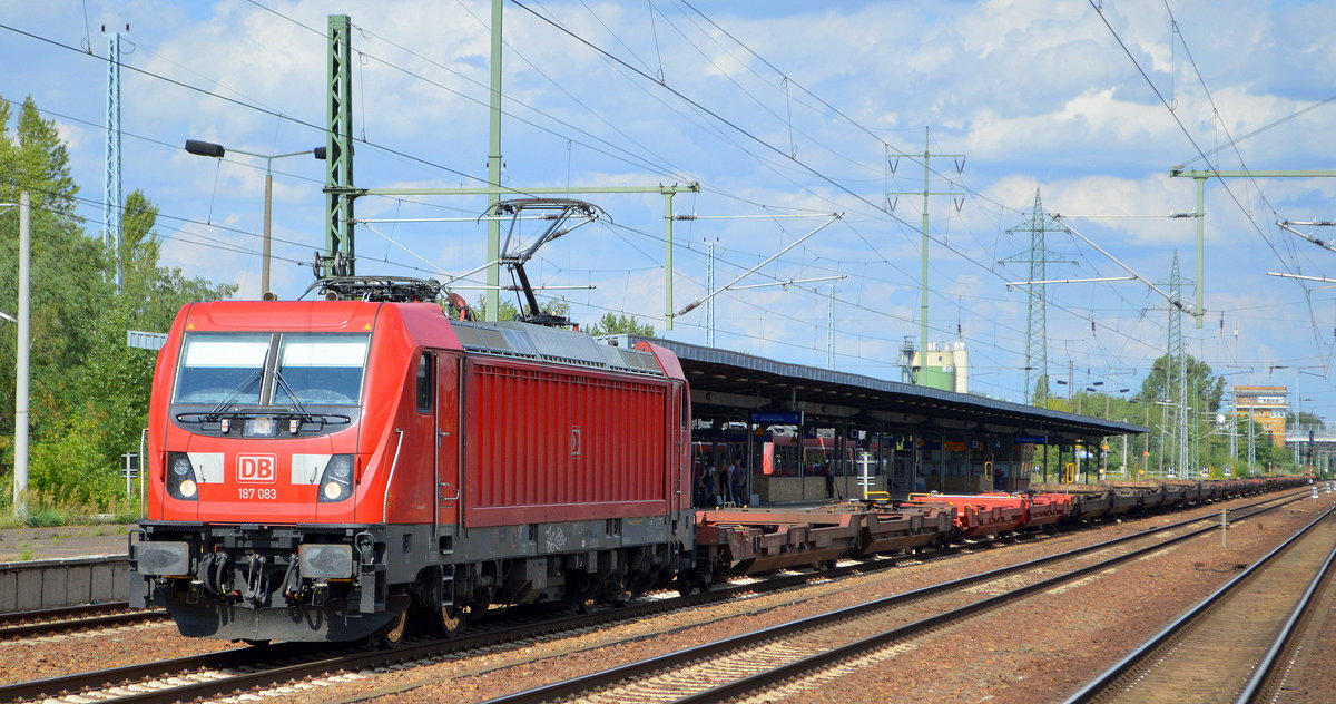 DB Cargo AG  mit  187 083  [NVR-Nummer: 91 80 6187 083-1 D-DB] und einem Taschenwagenzug  (leer) am 08.08.19 Durchfahrt Bahnhof Flughafen Berlin Schönefeld.