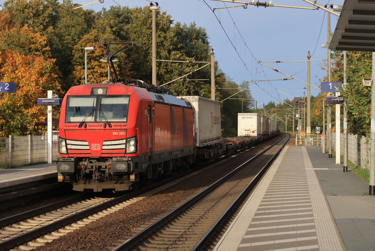 DB Cargo AG, mit 193 383 (NVR:  91 80 6193 383-7 D-DB) und einem Containerzug  am 03. November 2023 bei der Durchfahrt durch den Bahnhof Thyrow.