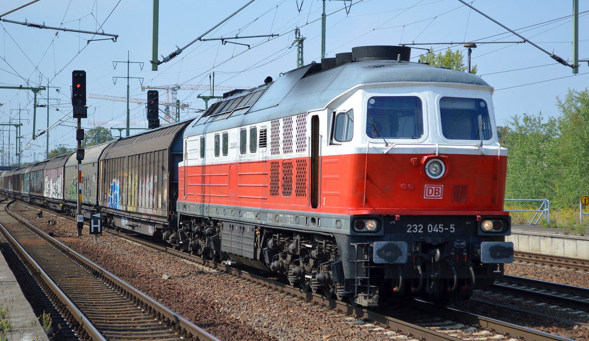 DB Cargo AG  mit  232 045-5  [NVR-Nummer: 92 80 1232 045-5 D-DB] mit einem Ganzzug Schiebewandwagen am 28.08.19 Bahnhof Flughafen Berlin Schönefeld.