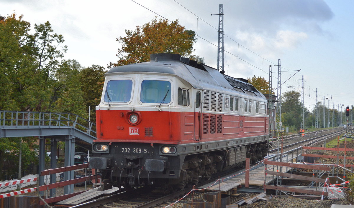 DB Cargo AG mit  232 309-5  [NVR-Nummer: 92 80 1232 309-5 D-DB] am 09.10.19 Behelfsbrücke Berlin Karow.