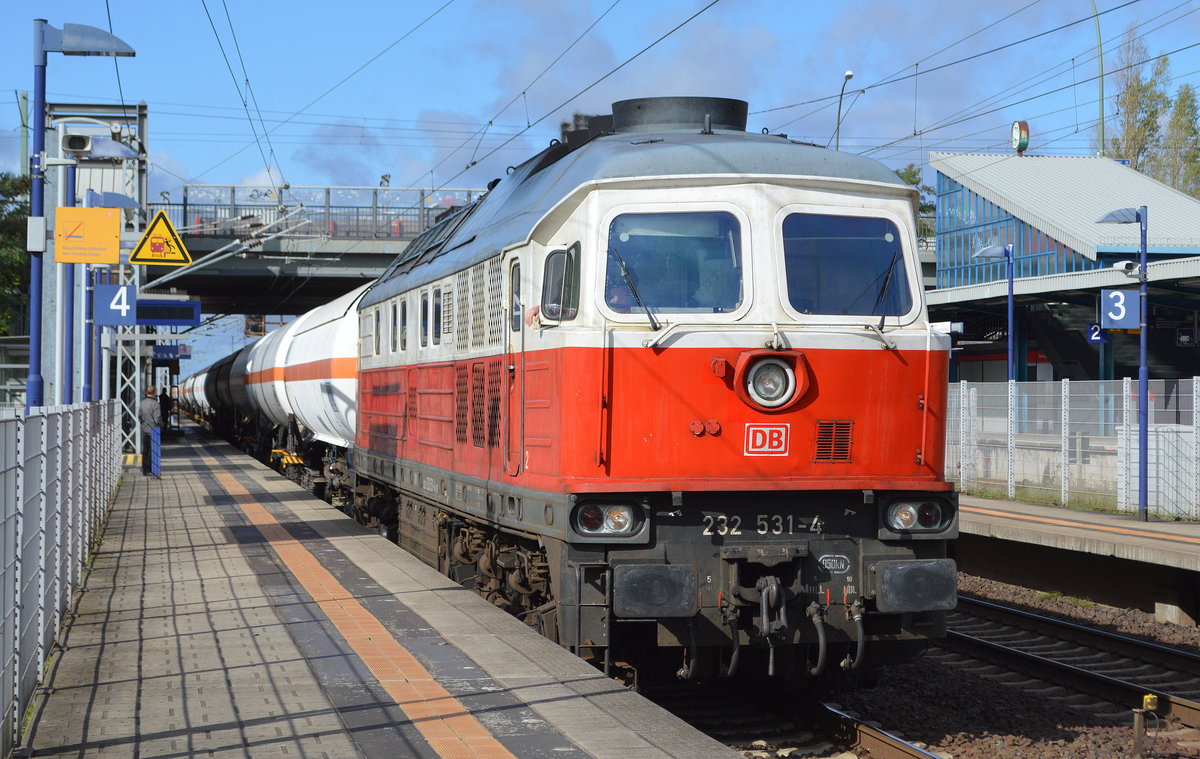 DB Cargo AG mit  232 531-4  [NVR-Nummer: 92 80 1232 531-4 D-DB] und einem Ganzzug Druckgas-Kesselwagen am 02.10.19 Durchfahrt Bf. Berlin-Hohenschönhausen.
