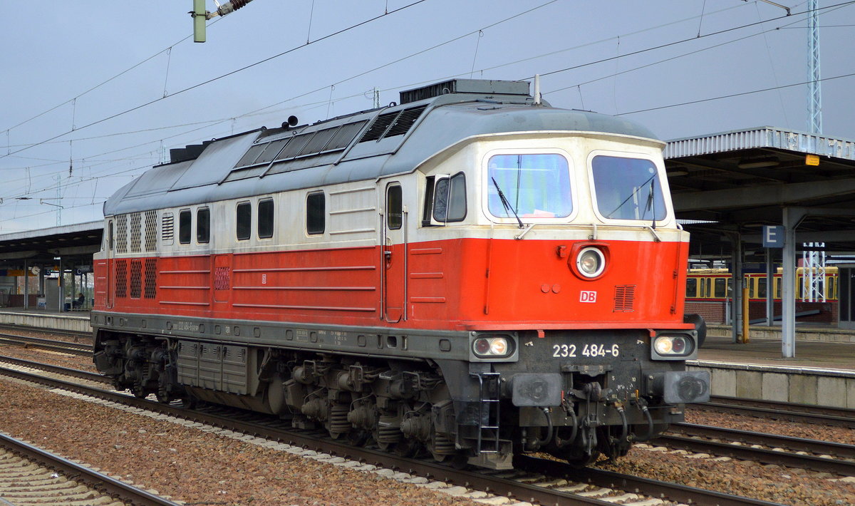 DB Cargo AG mit  232 484-6  [NVR-Nummer: 92 80 1232 484-6 D-DB] am 27.02.20 Durchfahrt Bf. Flughafen Berlin Schönefeld.