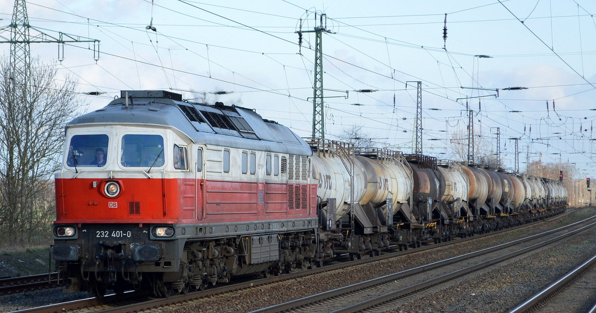 DB Cargo AG mit  232 401-0  [NVR-Nummer: 92 80 1232 401-0 D-DB] und Knickkesselwagenzug (leer) Richtung Seddin am 02.03.20 Durchfahrt Bf. Saarmund. 
