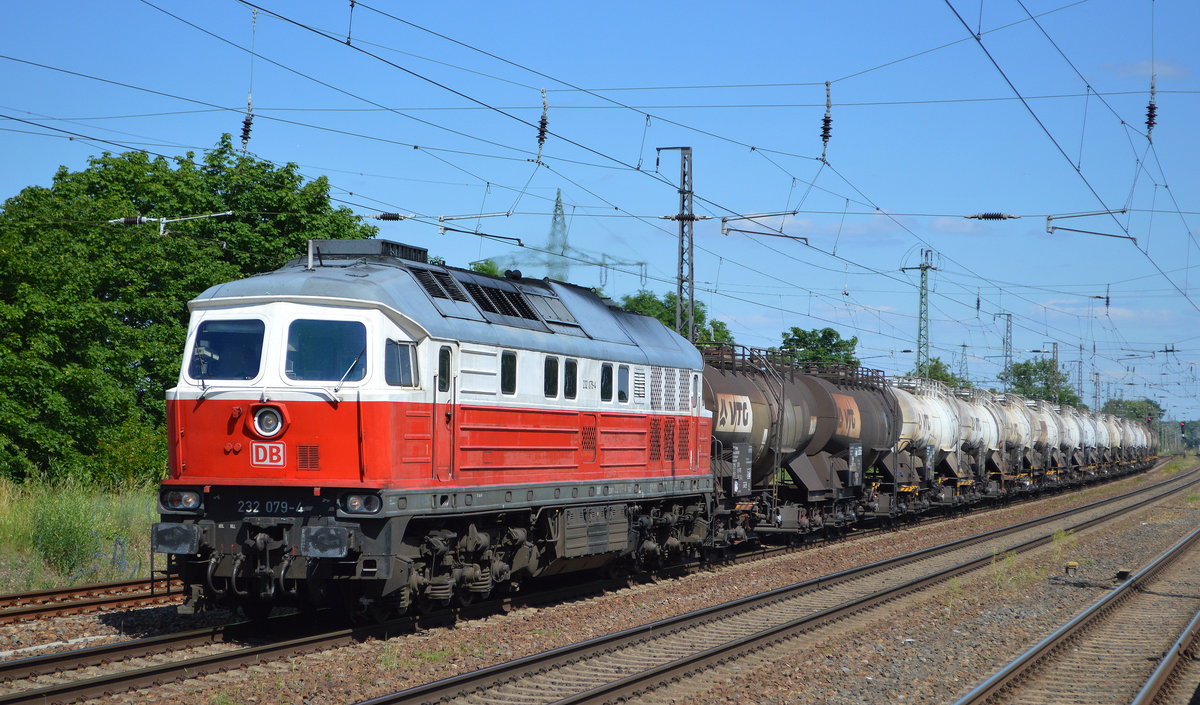 DB Cargo AG mit   232 079-4  [NVR-Nummer: 92 80 1232 079-4 D-DB] mit Knickkesselwagenzug Richtung Seddin am 15.06.20 Bf. Saarmund.