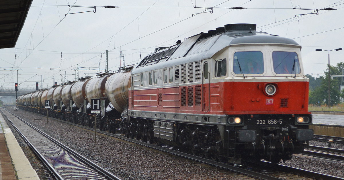 DB Cargo AG mit  232 658-5  [NVR-Nummer: 92 80 1232 658-5 D-DB] und einem Ganzzug Knickkesselwagen am 15.07.20 Bf. Flughafen Berlin Schönefeld.