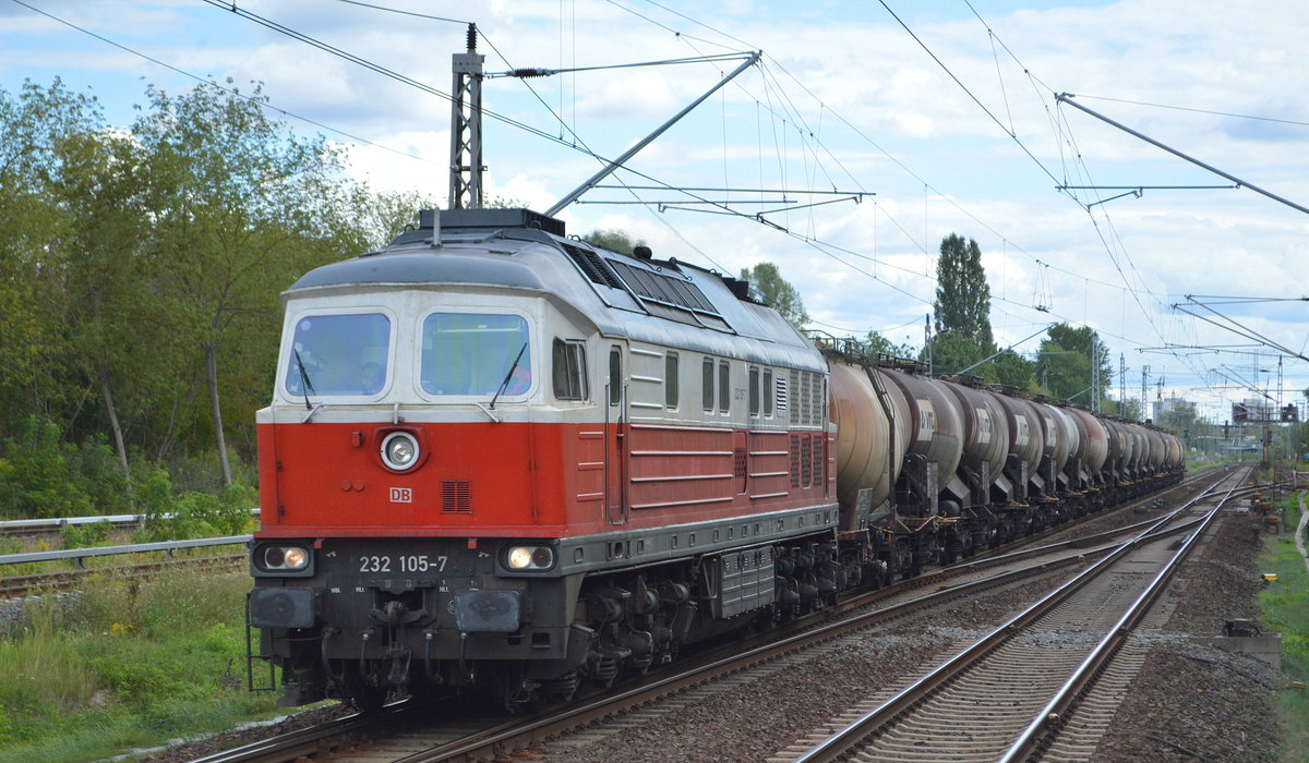 DB Cargo AG mit  232 105-7  [NVR-Nummer: 92 80 1232 105-7 D-DB] und Kesselwagenzug (Kreideschlamm) am 31.08.20 Durchfahrt Bf. Berlin-Hohenschönhausen.