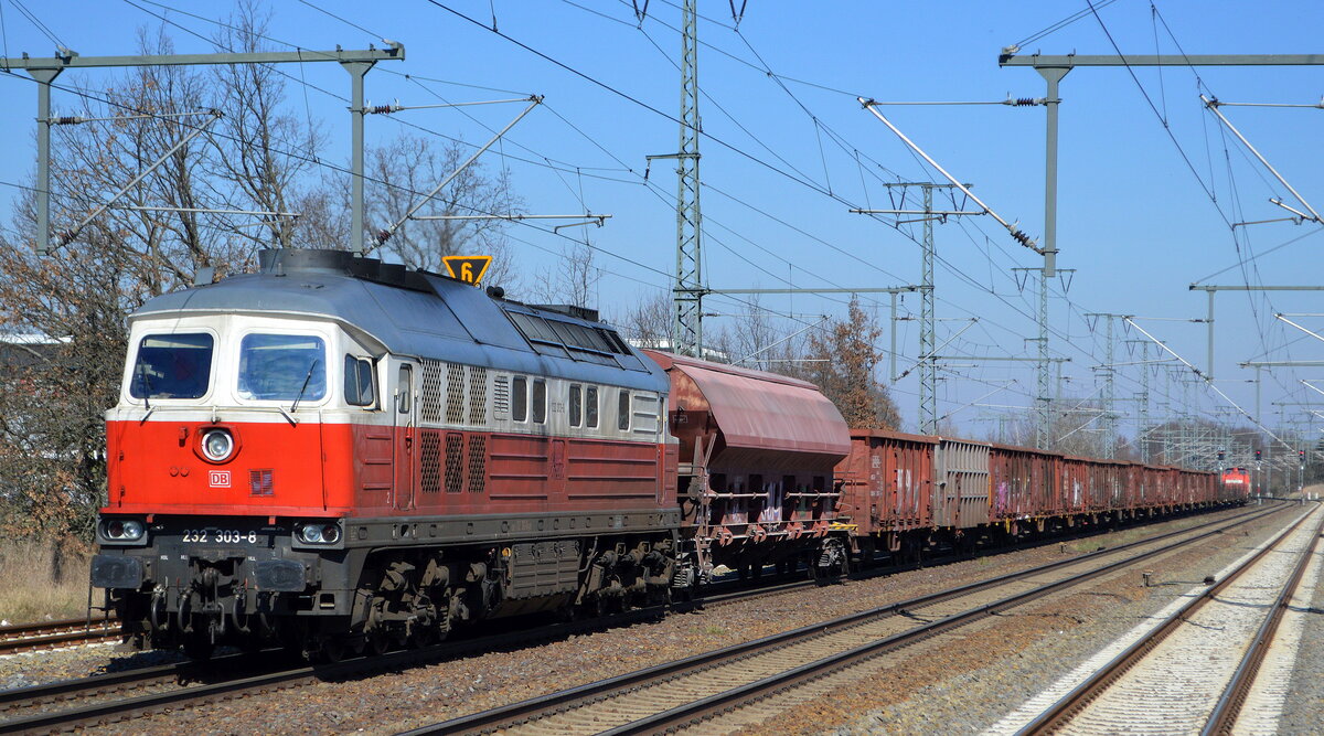 DB Cargo AG mit  232 303-8  (NVR-Nummer  92 80 1232 303-8 D-DB ) und gemischtem Güterzug und hinten dran  298 326-0  Richtung Rbf. Seddin am 22.03.22 Durchfahrt Bf. Golm.
