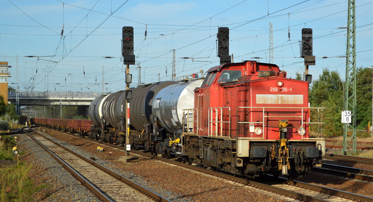 DB Cargo AG mit  298 316-1  [NVR-Nummer: 98 80 3298 316-1 D-DB] und gemischtem Übergabe-Güterzug am 11.09.18 Bf. Flughafen Berlin-Schönefeld.