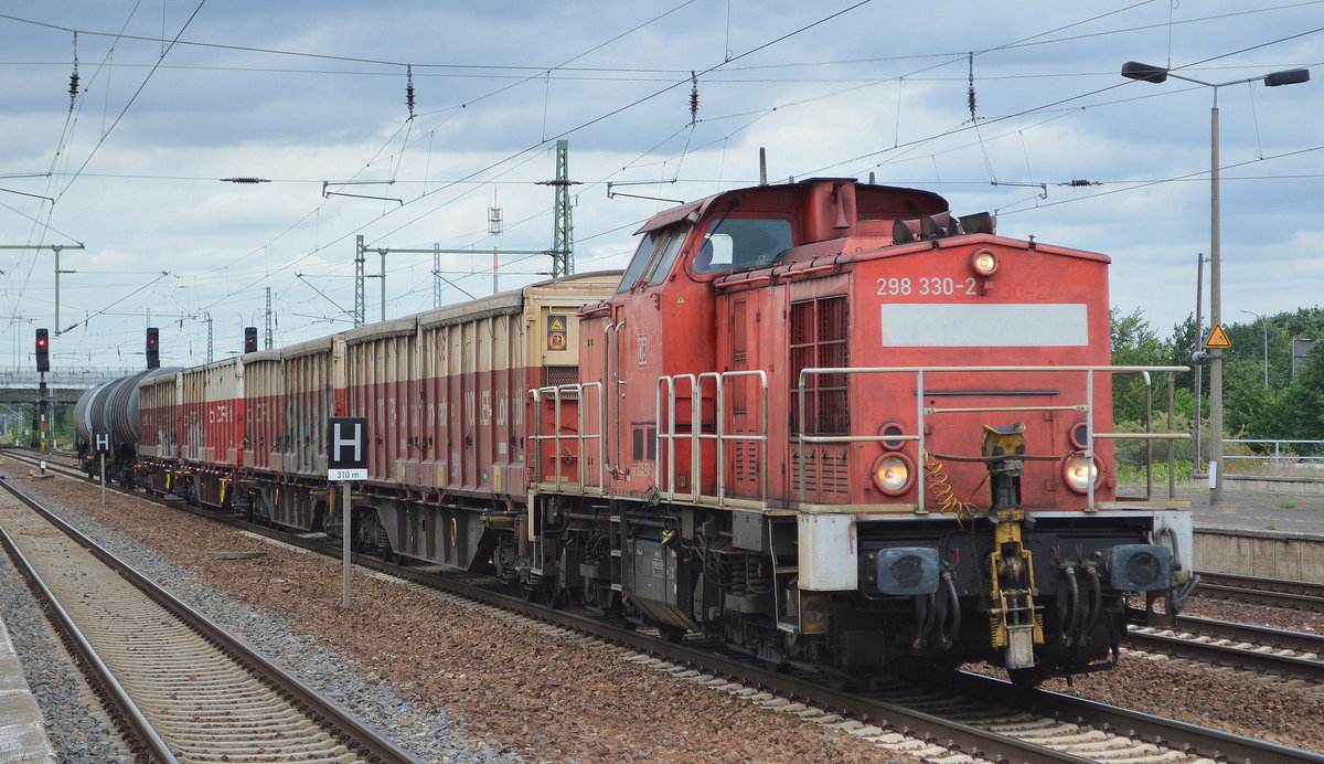 DB Cargo AG mit  298 330-2  [NVR-Nummer: 98 80 3298 330-2 D-DB] und gemischtem Güterzug Richtung Seddin am 05.07.19 Bahnhof Flughafen Berlin-Schönefeld.
