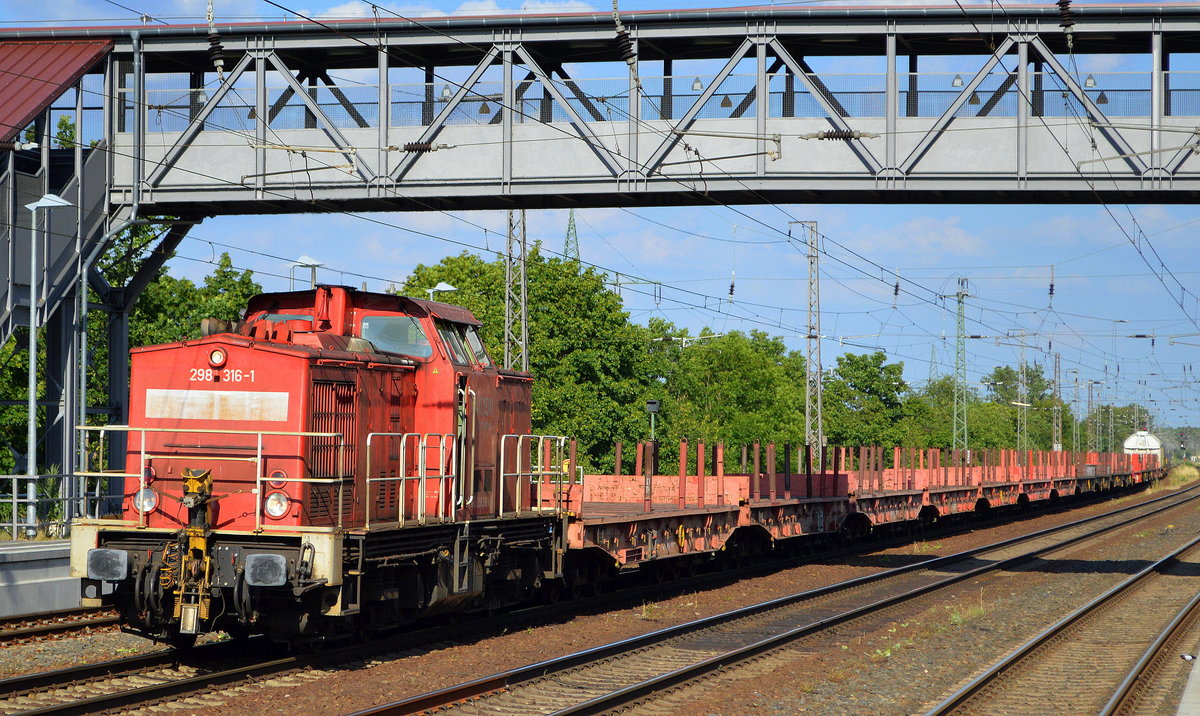 DB Cargo AG mit   298 316-1  [NVR-Nummer: 98 80 3298 316-1 D-DB] und einigen Güterwagen Richtung Seddin am 01.07.19 Saarmund Bahnhof.