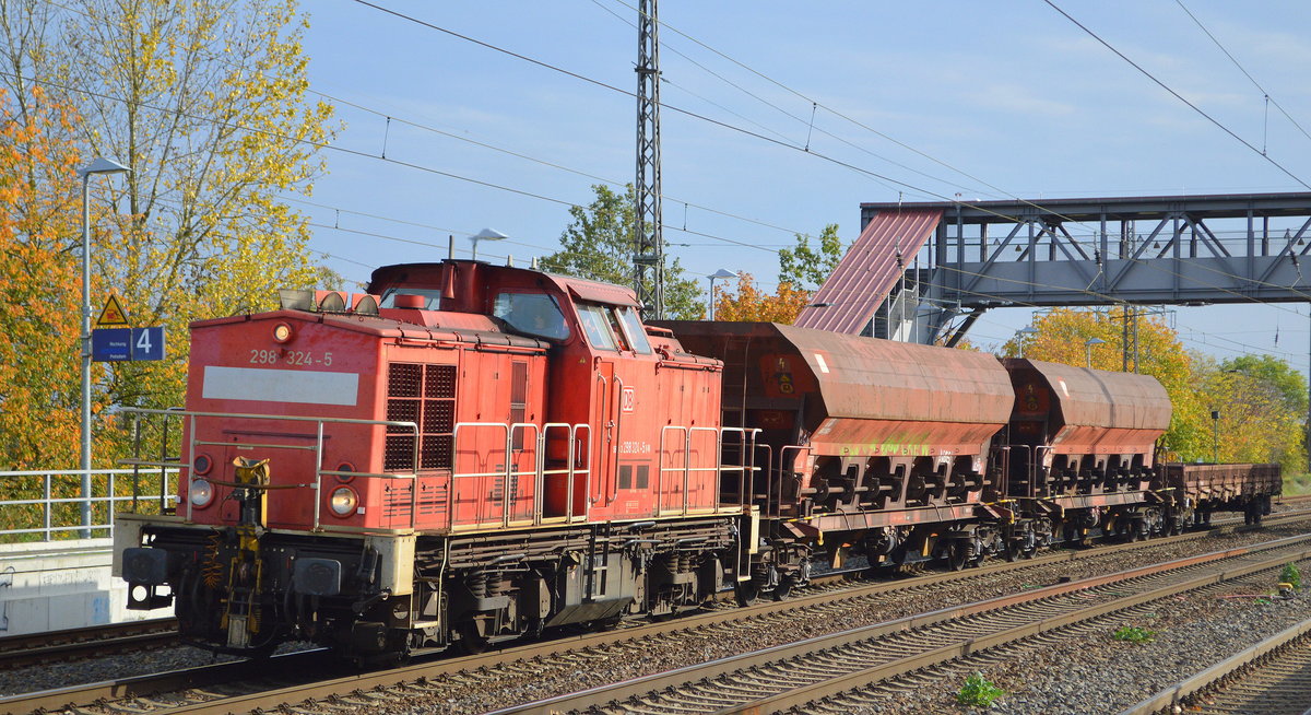 DB Cargo AG mit  298 324-5  [NVR-Nummer: 98 80 3298 324-5 D-DB] und drei Güterwagen Richtung Seddin am 22.10.19 Bf. Saarmund. 