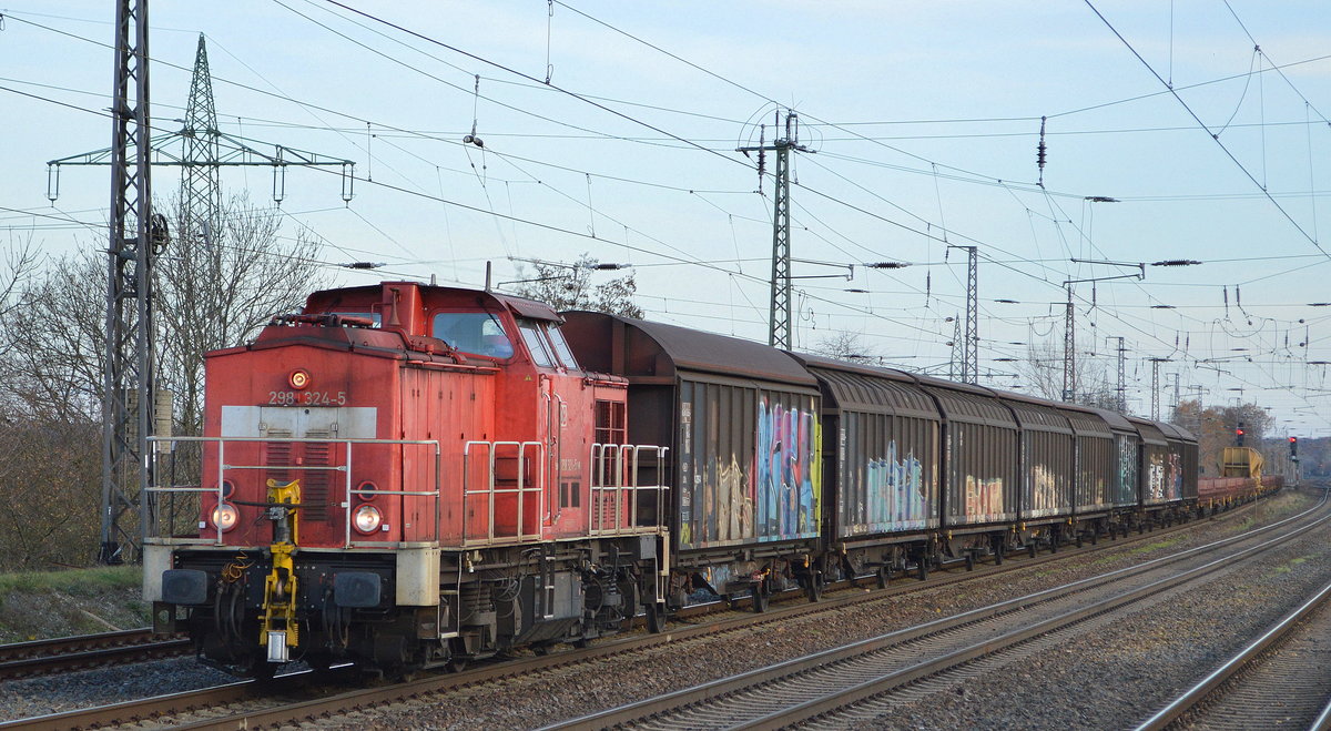 DB Cargo AG mit   298 324-5  [NVR-Nummer: 98 80 3298 324-5 D-DB] und gemischtem Güterzug Richtung Seddin am 19.11.19 Durchfahrt Bf. Saarmund.   