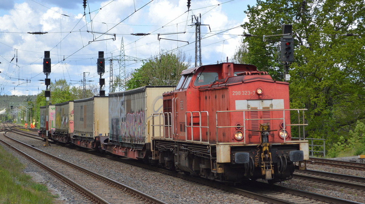 DB Cargo AG mit  298 323-7  [NVR-Nummer: 98 80 3298 323-7 D-DB] und vier Taschenwagen bei einer Übergabefahrt am 05.05.20 Bf. Saarmund.