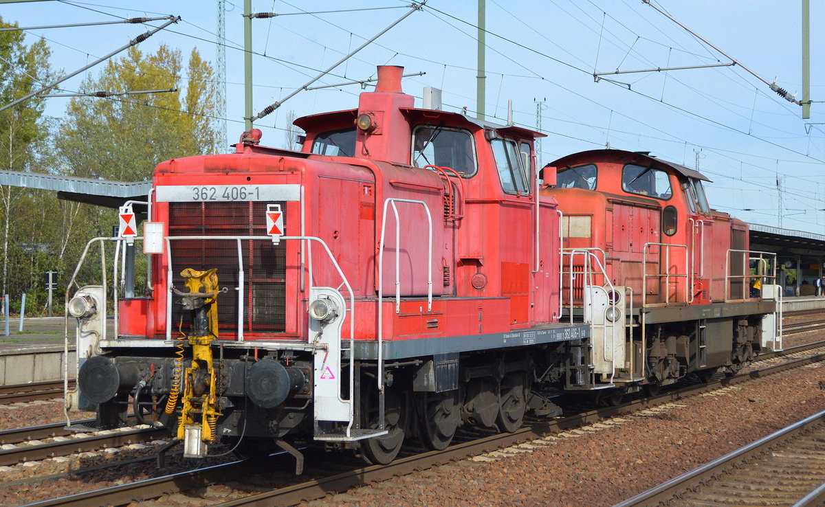DB Cargo AG mit  362 406-1  (NVR-Nummer: 9880 3 362 406-1 D-DB) am Haken von  294 809-9  (NVR-Nummer: 9880 3 294 809-9 D-DB) am 18.10.19 Durchfahrt Bf. Flughafen Berlin Schönefeld Richtung Cottbus.