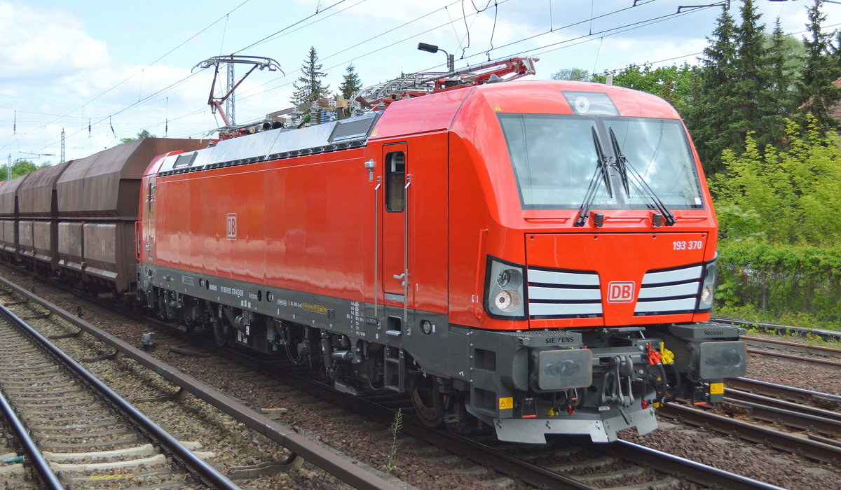 DB Cargo AG mit der auch erst seit wenigen Wochen auf Schienen befindlichen Vectron  193 370  [NVR-Nummer: 91 80 6193 370-4 D-DB]  mit einem leeren Erzzug Richtung Hamburg am 14.05.19 Berlin-Hirschgarten.