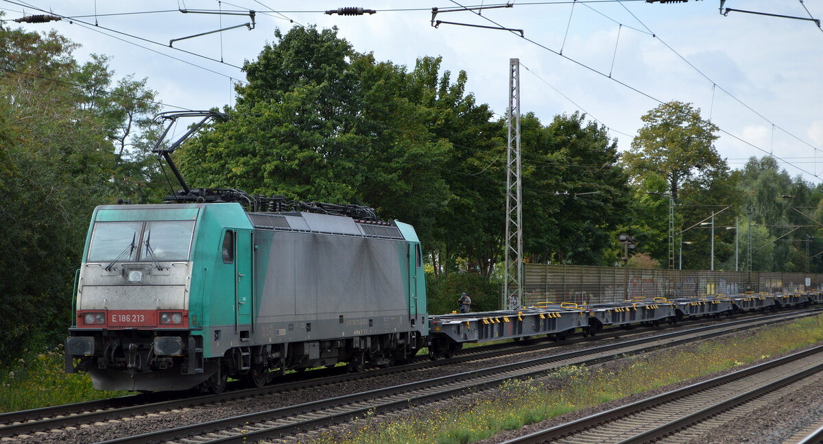 DB Cargo AG mit der belgischen Alpha Trains Lok  E 186 213  (NVR:  91 88 7186 213-5 B-ATLU ) und einem Ganzzug Containertragwagen (leer) am 29.08.22 Vorbeifahrt Bahnhof Dedensen/Gümmer.