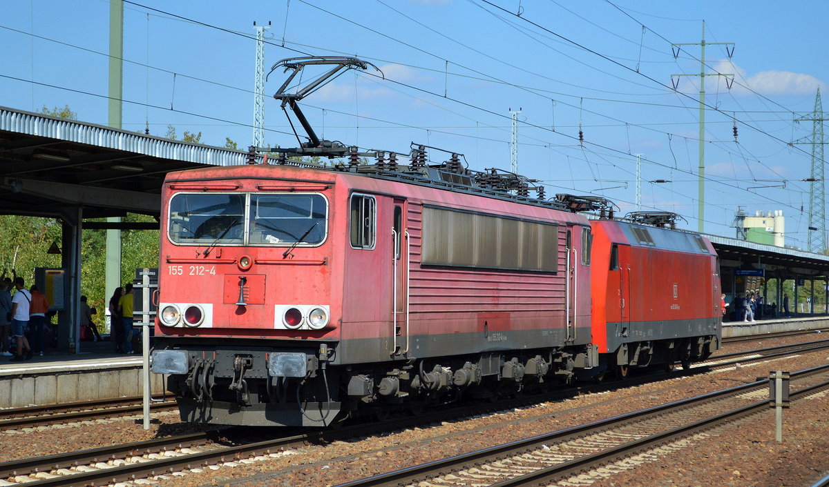 DB Cargo AG mit dem Lokzug  155 212-4  [NVR-Nummer: 91 80 6155 212-4 D-Rpool] mit  152 041-0  [NVR-Nummer: 91 80 6152 041-0 D-DB] am Haken am 11.09.19 Bahnhof Flughafen Berlin Schönefeld.