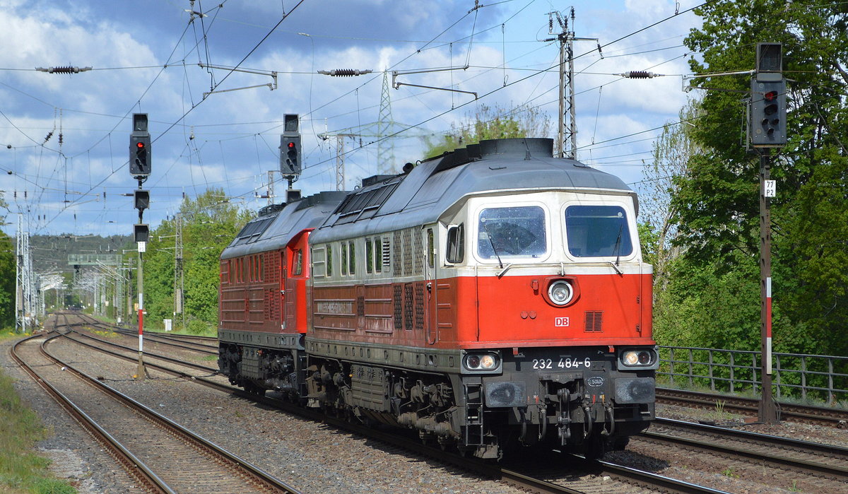 DB Cargo AG mit Lokzug  232 484-6  [NVR-Nummer: 92 80 1232 484-6 D-DB] mit  233 478-7  [NVR-Nummer: 92 80 1233 478-7 D-DB] am Haken am 05.05.20 Bf. Saarmund.