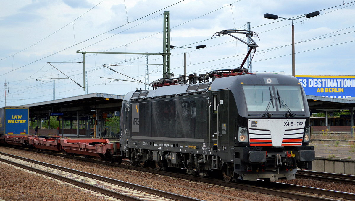 DB Cargo AG mit der MRCE Dispo Vectron  X4 E - 702  [NVR-Number: 91 80 6193 702-8 D-DISPO] und KLV-ZUg (LKW Walter Trailer) am 07.08.19 Durchfahrt Bahnhof Flughafen Berlin SChönefeld.
