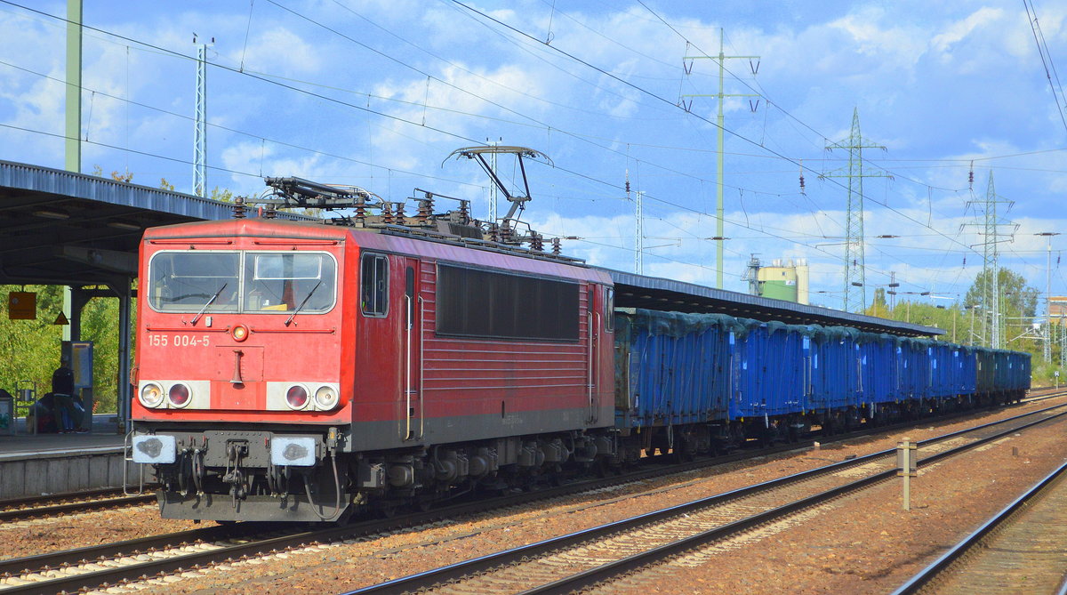 DB Cargo AG mit der Railpool  155 004-5  [NVR-Nummer: 91 80 6155 004-5 D-Rpool] und einem Ganzzug polnischer offener Drehgestell-Güterwagen mit Netzen abgedeckt wahrscheinlich mit Schrott befüllt am 19.09.19 Durchfahrt Bahnhof Flughafen Berlin Schönefeld.