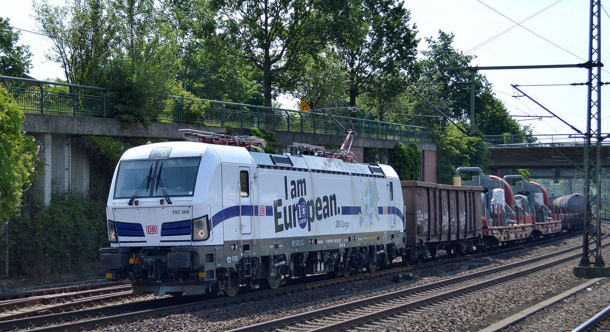 DB Cargo AG mit der weißen blau gestreiften  193 360 - I am European  [NVR-Nummer: 91 80 6193 360-5 D-DB] und einem gemischten Güterzug am 18.06.19 Vorbeifahrt Bahnhof Hamburg Harburg. 